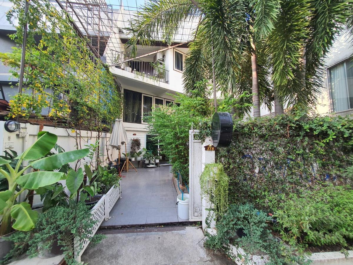 Home16 Sukhumvit16 Bangkok Exteriör bild