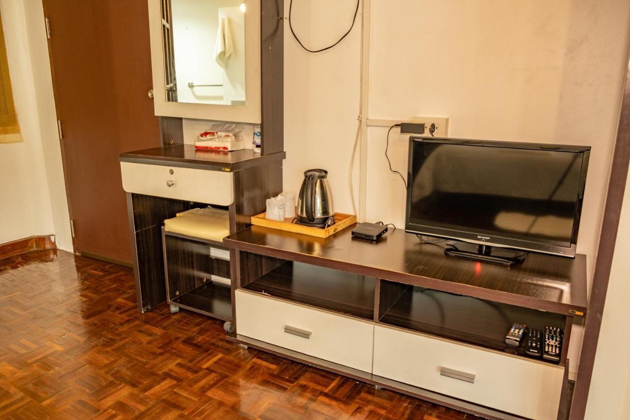 Home16 Sukhumvit16 Bangkok Exteriör bild